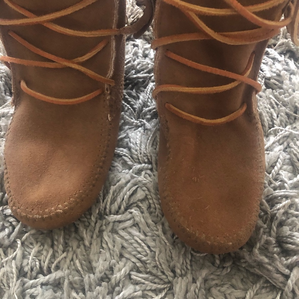 Minnetonka Tramper suede lace fringe moccasin boot - Picture 5 of 8